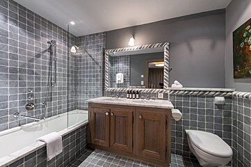 A bathroom with two sinks and a toilet