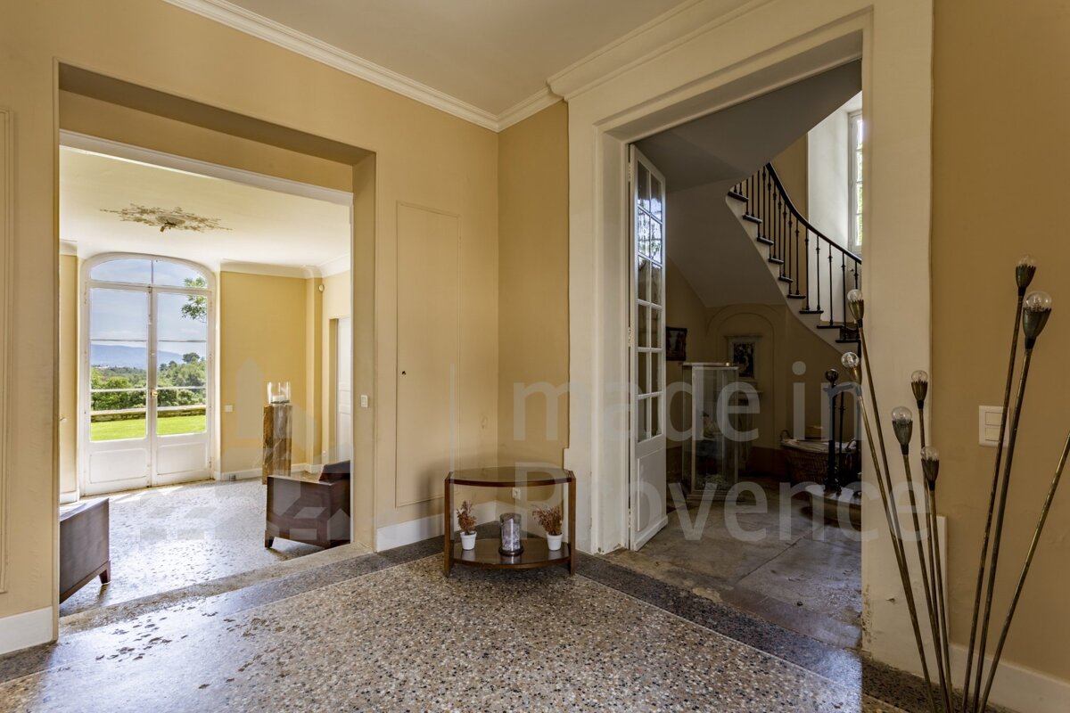 A hallway with the words made in provence on the wall