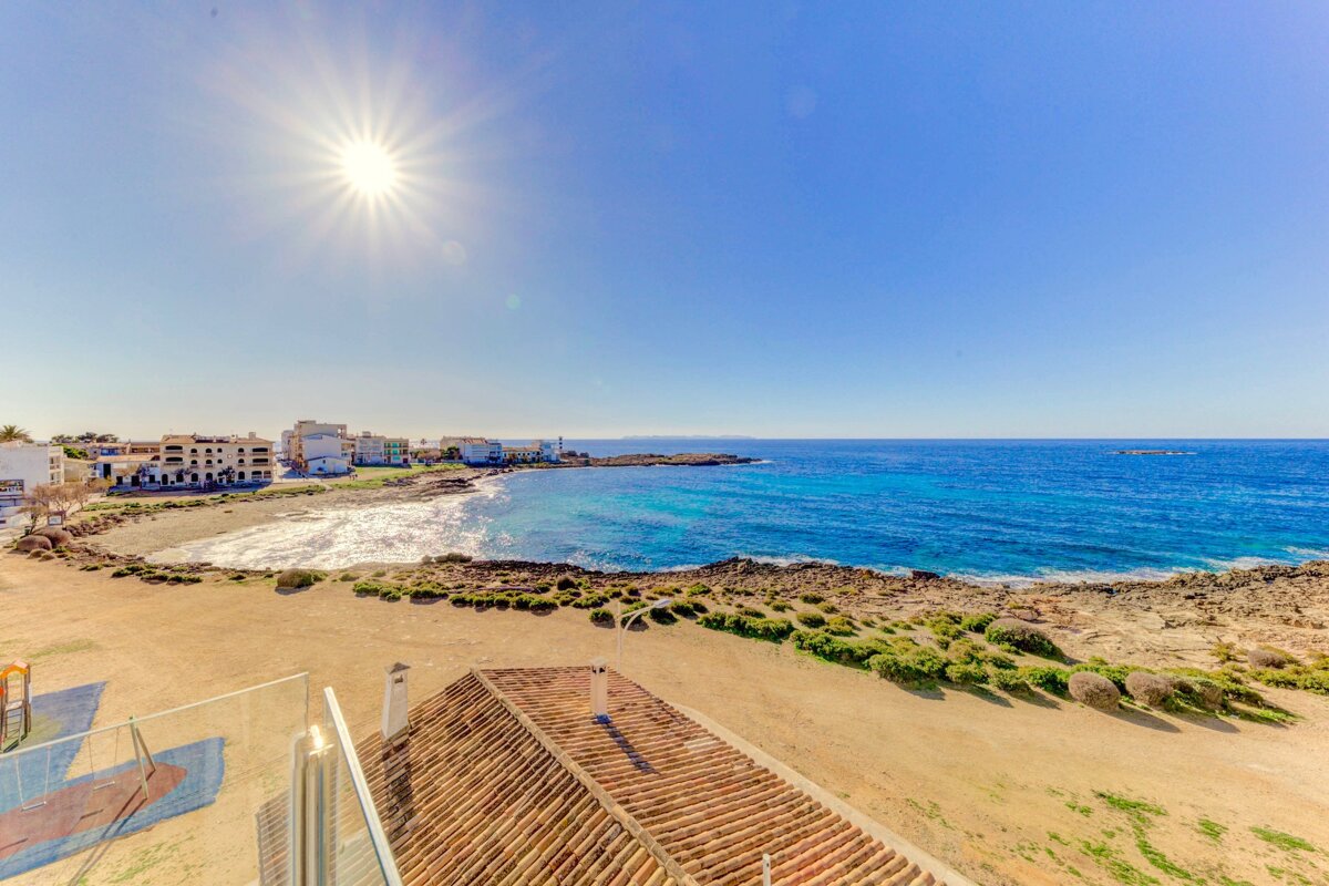 The sun is shining brightly over the ocean