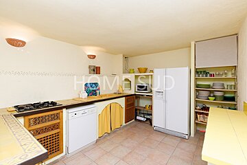 A kitchen with the word homesud on the wall