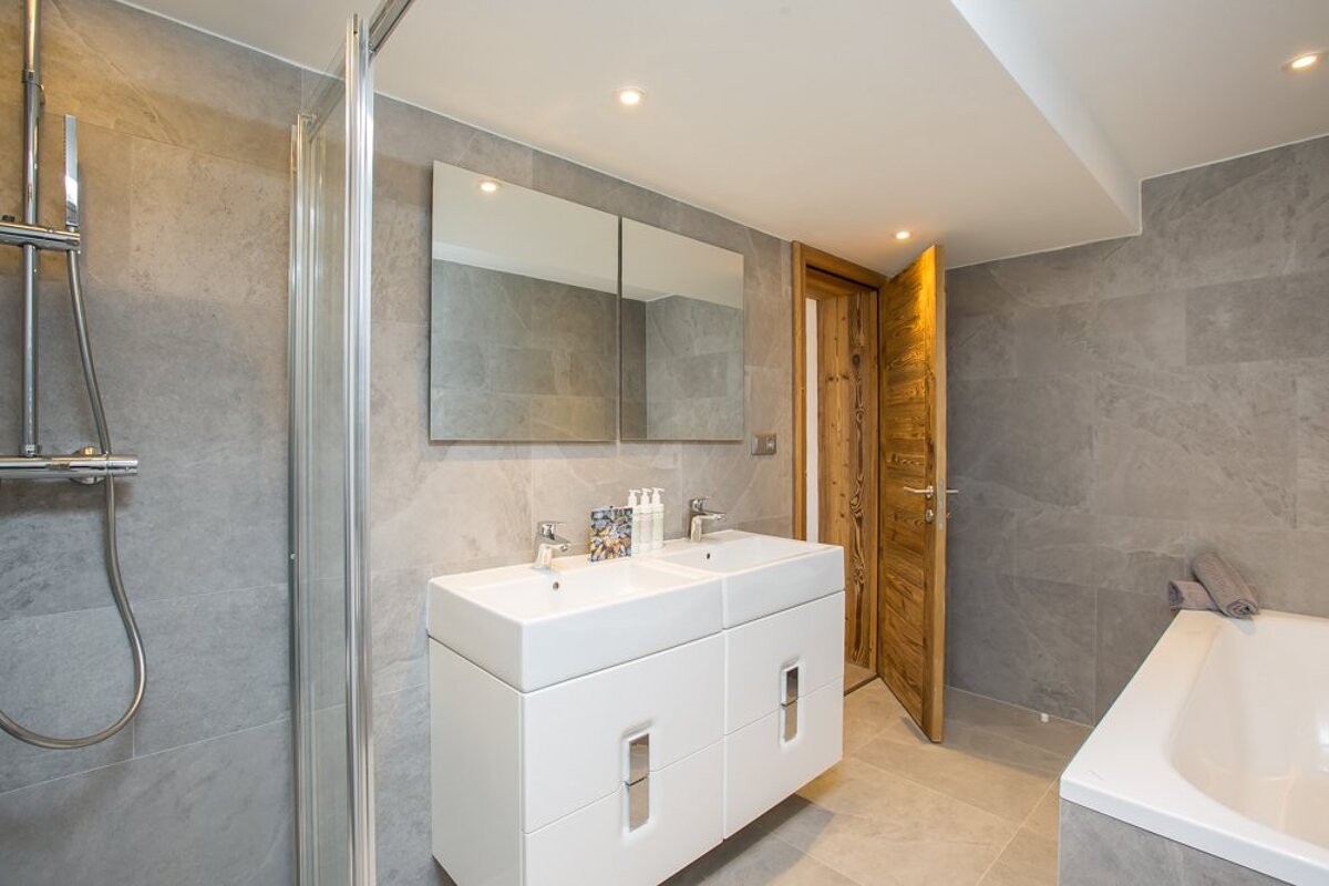 A bathroom with two sinks and a bathtub