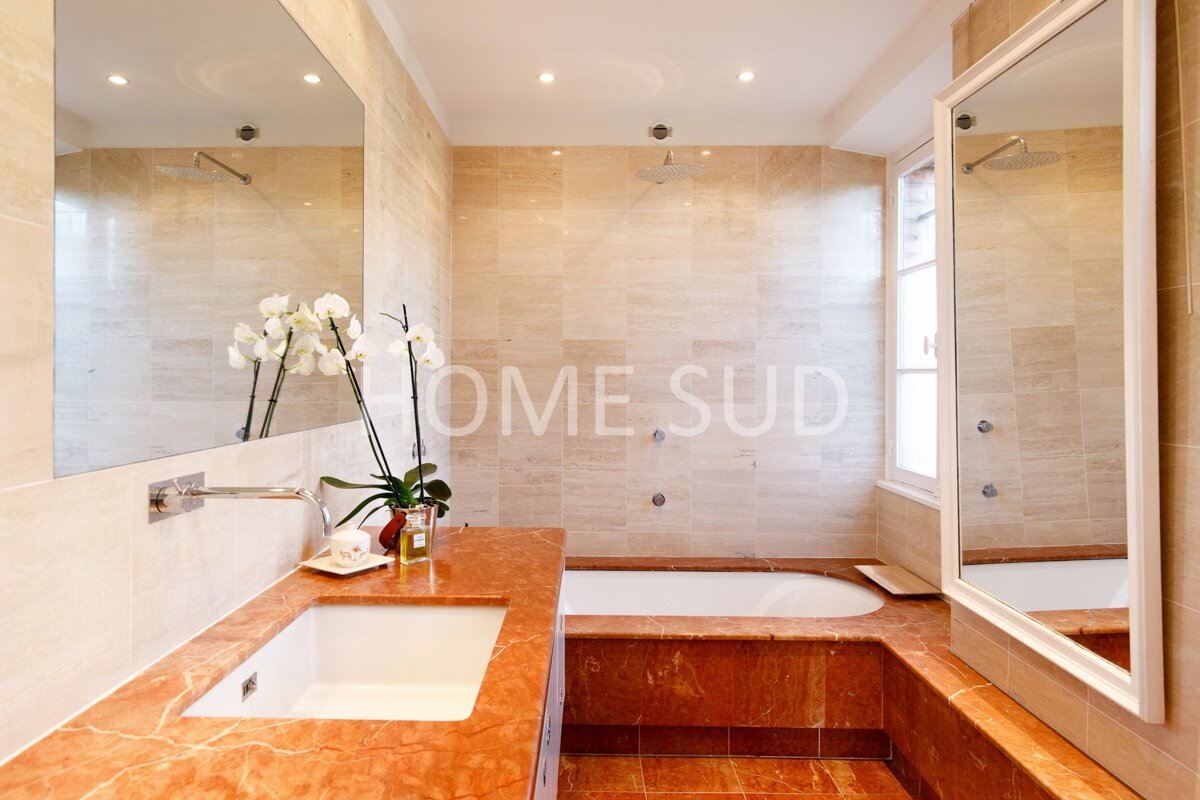 A bathroom with the word home sud on the wall