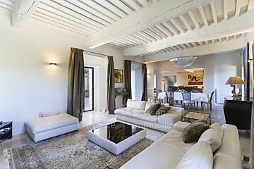 A living room with a couch and a coffee table with the word immobilier on it