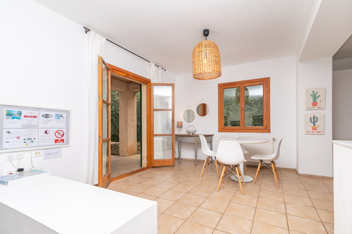 A room with a table and chairs and a sign that says no wifi