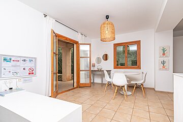 A room with a table and chairs and a sign that says no wifi