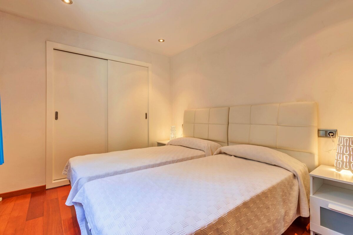 A bedroom with two twin beds and a closet