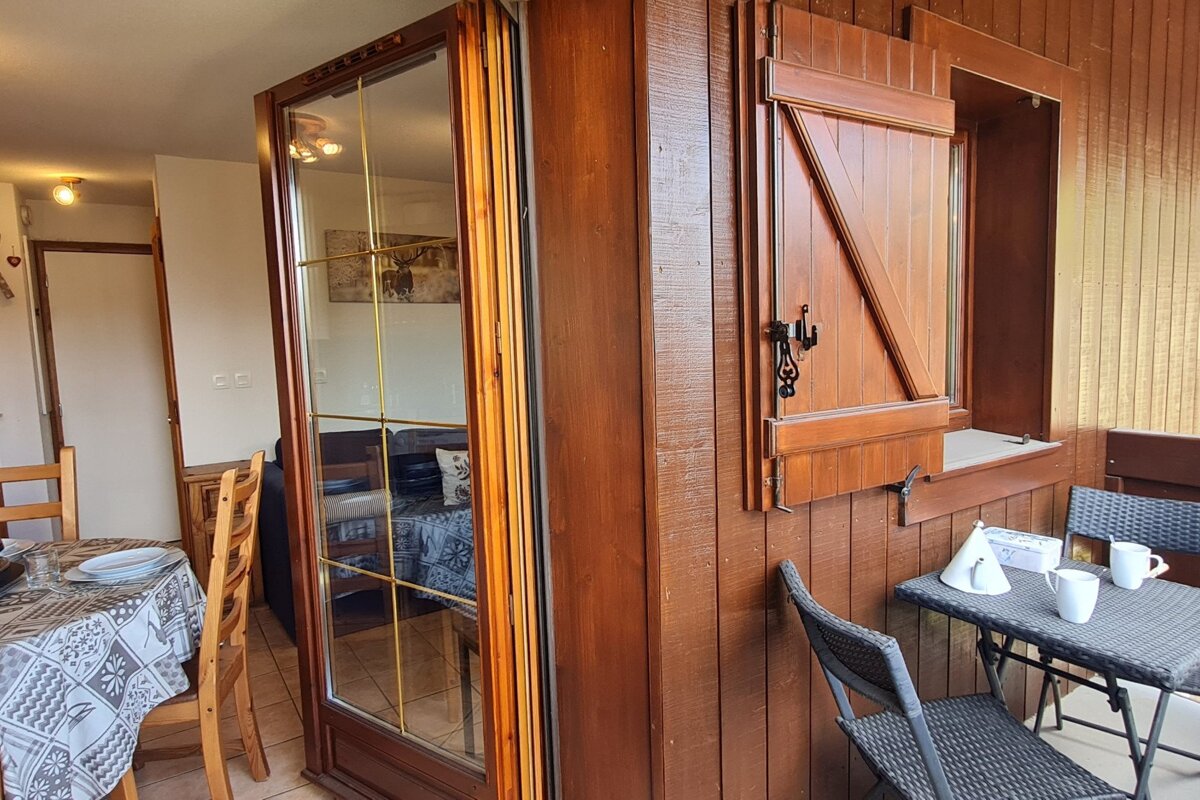 A table and chairs in front of a wooden door