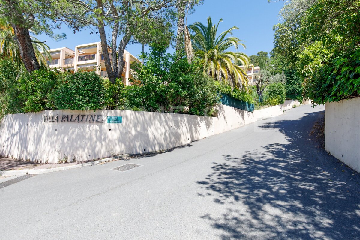 A sign on a wall says villa palatine on it