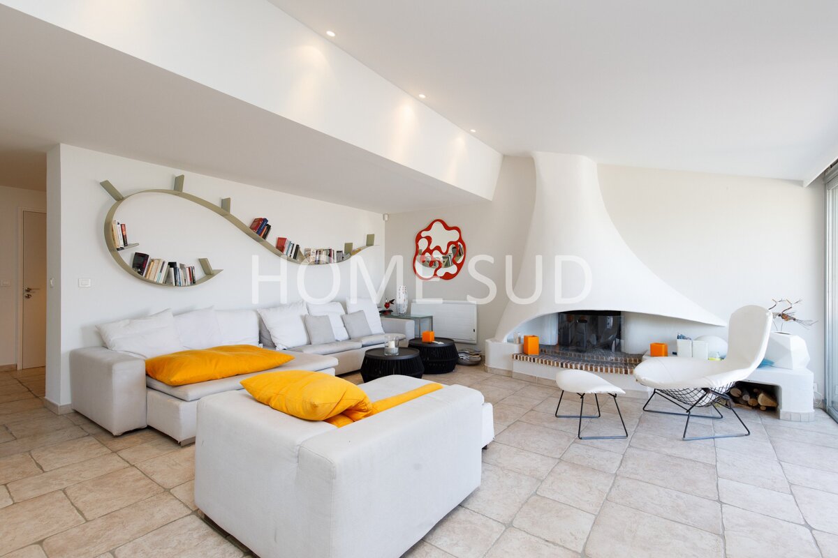 A living room with a fireplace and a sign that says home sud