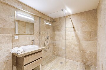 A bathroom with the word janssens on the wall