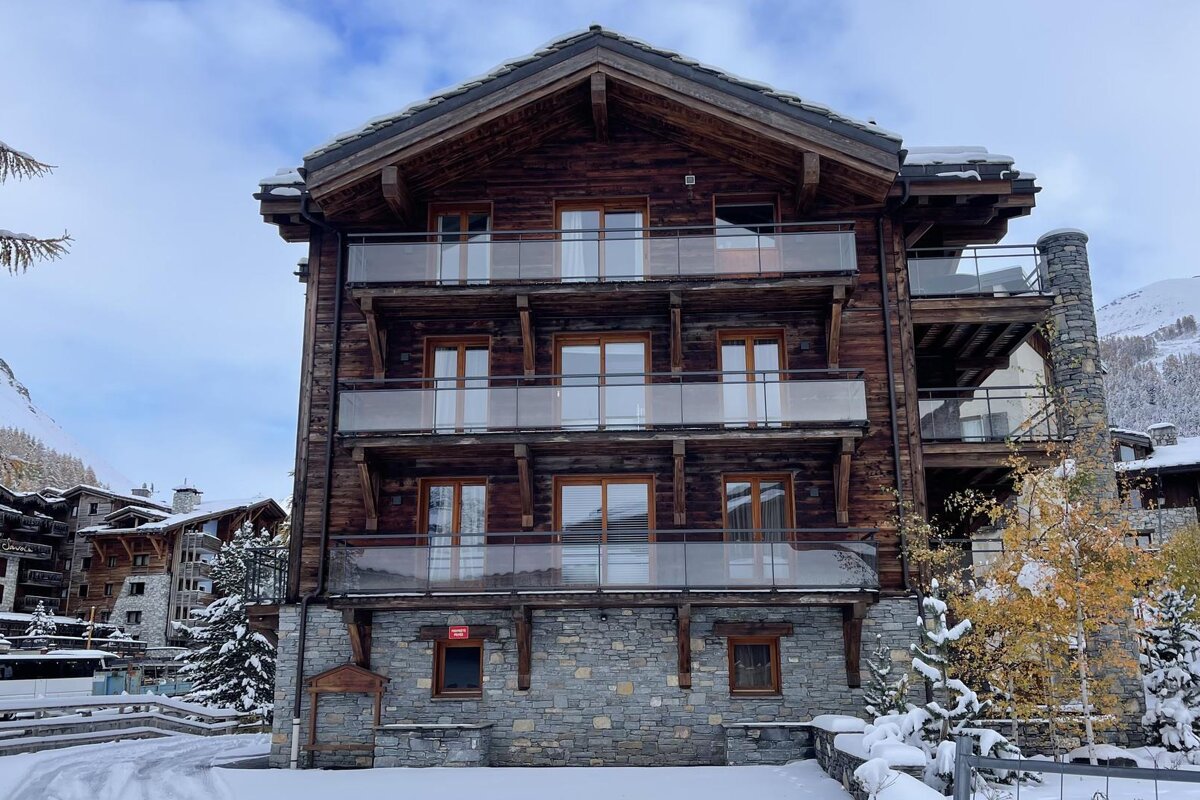A large building with a lot of windows and balconies