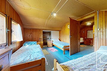 A bedroom with two beds and a sign that says stime.pl