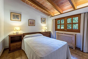 A bedroom with a single bed and two nightstands