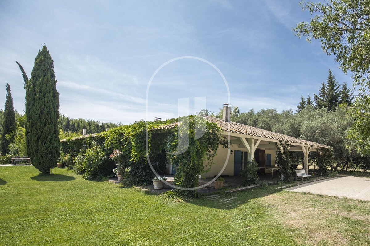 A house with a circle around it that says j on it