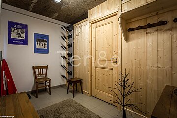 A room with a sign that says exposition on it