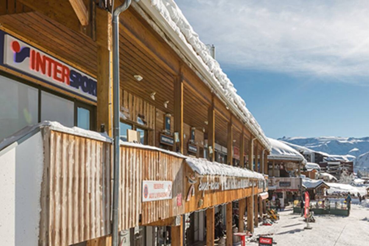 A building with a sign that says intersport on it