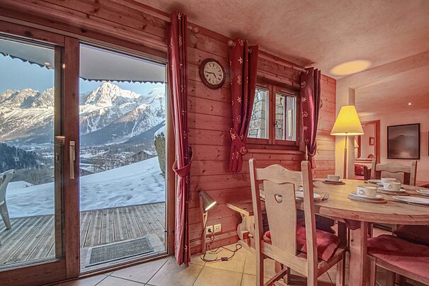 A room with a table and chairs and a clock on the wall