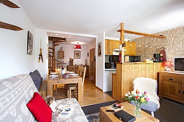 A living room with a table and chairs and a couch that says ' montagne ' on it