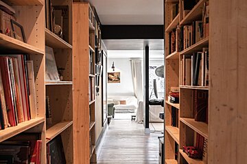 A bookshelf with a book that says ' french ' on it