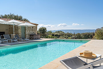A swimming pool with the word provence on the bottom