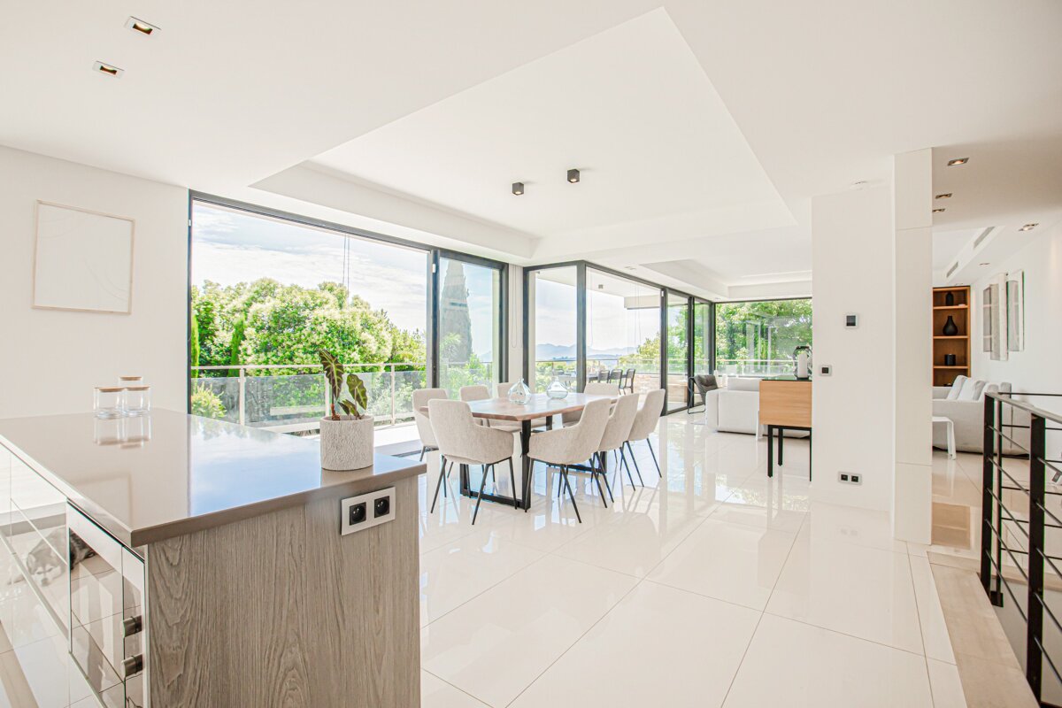 A dining room with a table and chairs in it