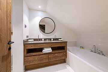 A bathroom with two sinks and a bathtub