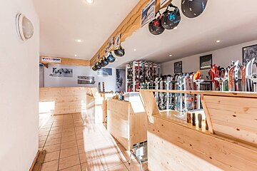 A ski shop with a sign that says vintersport