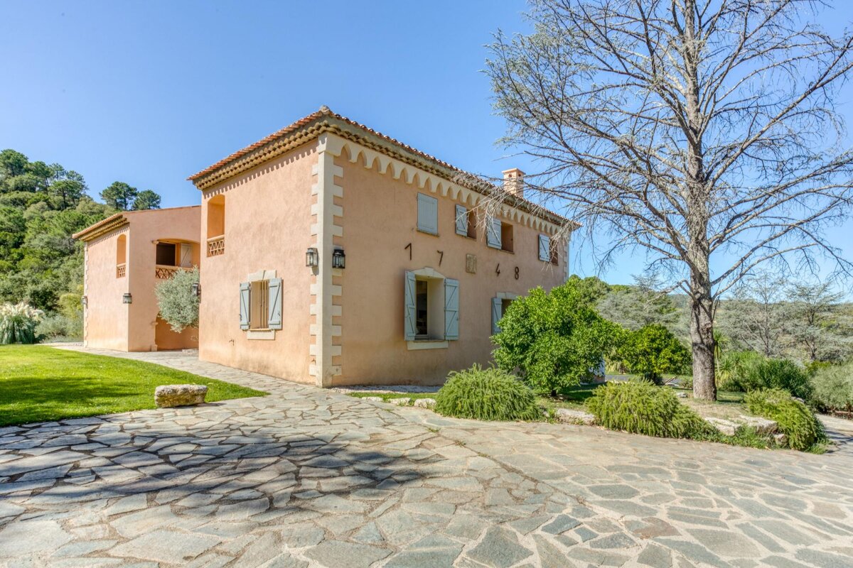 A house with the number 1748 on the side of it