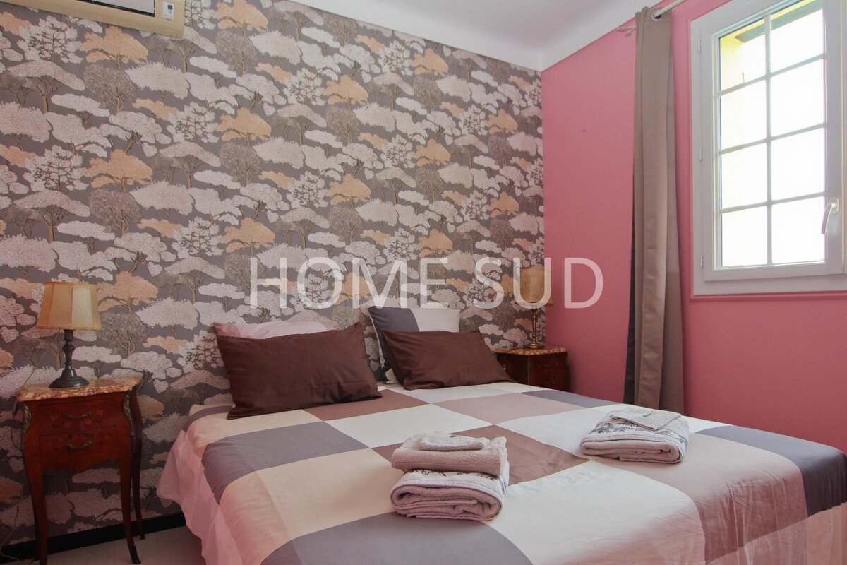 A bedroom with pink walls and a bed that says home sud