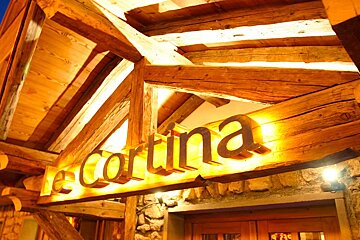 The word cortina that is on a wooden sign