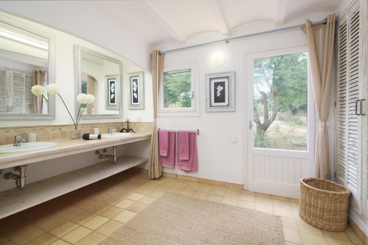 A bathroom with two sinks and two mirrors