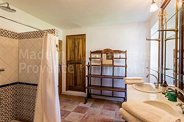 A bathroom with the word provence on the wall