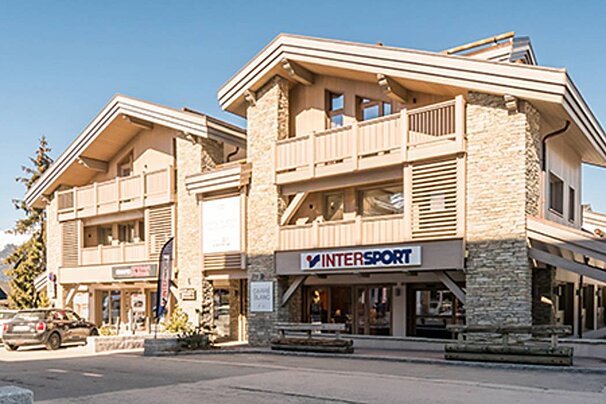 A building with a sign that says intersport on it