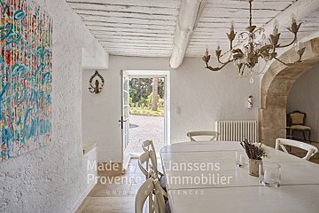 The word janssens is on the white wall