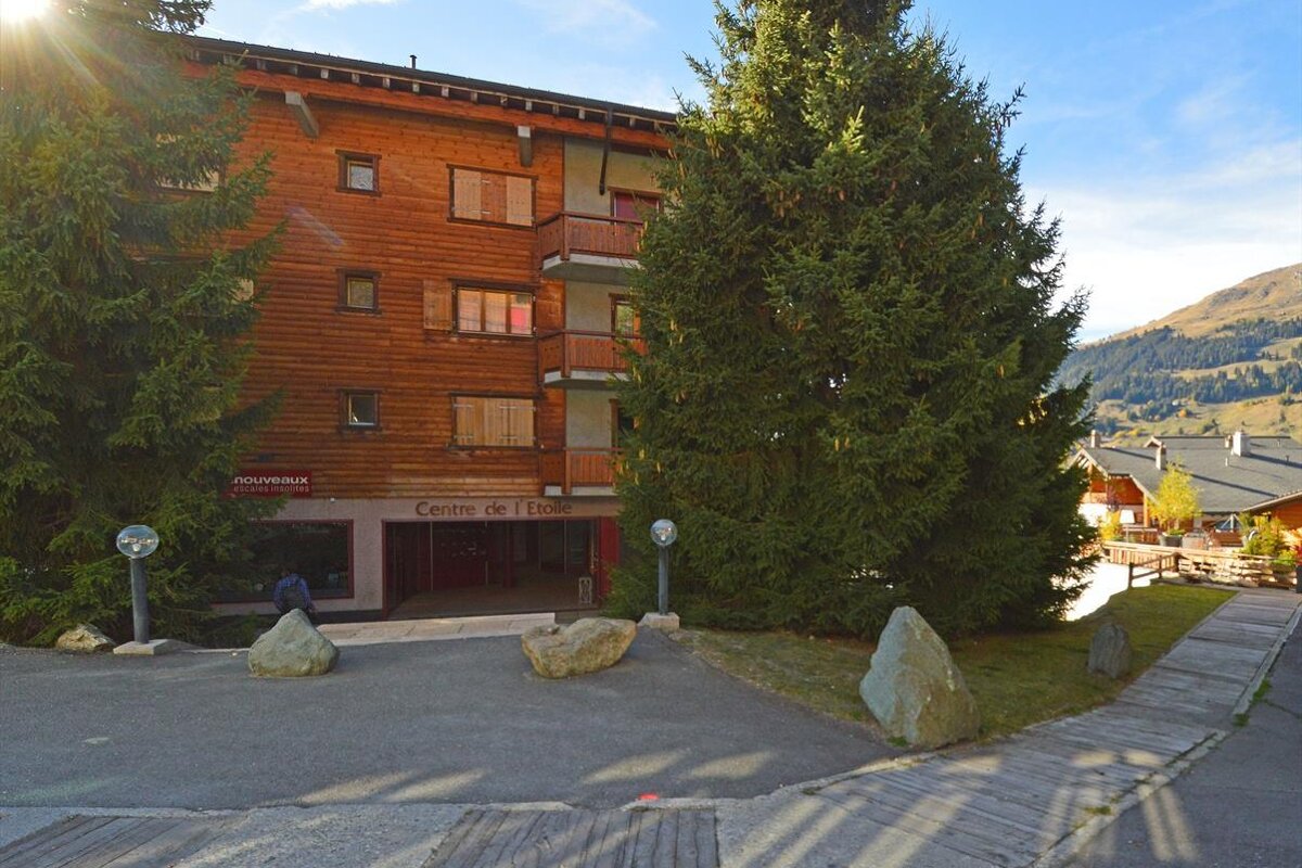 A building with a sign that says centre de l' etoile