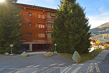 A building with a sign that says centre de l' etoile