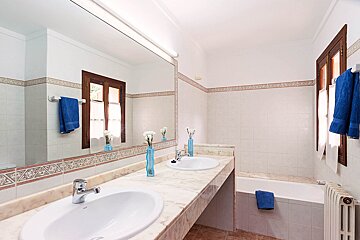 A bathroom with two sinks and a bathtub
