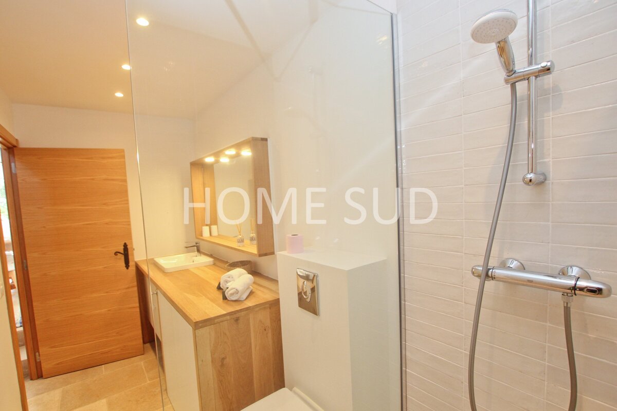 A bathroom with the word home sud on the wall