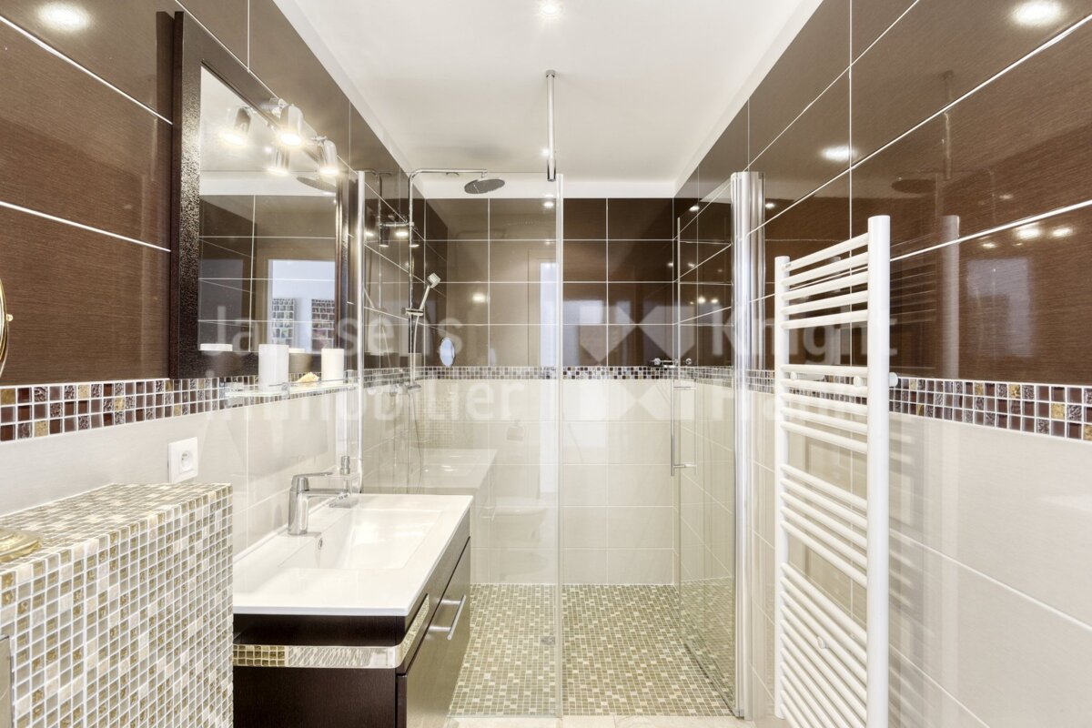 A bathroom with the word immobilier on the wall