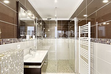 A bathroom with the word immobilier on the wall