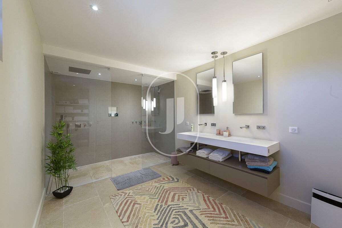 A bathroom with the letter j on the wall