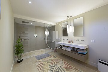 A bathroom with the letter j on the wall