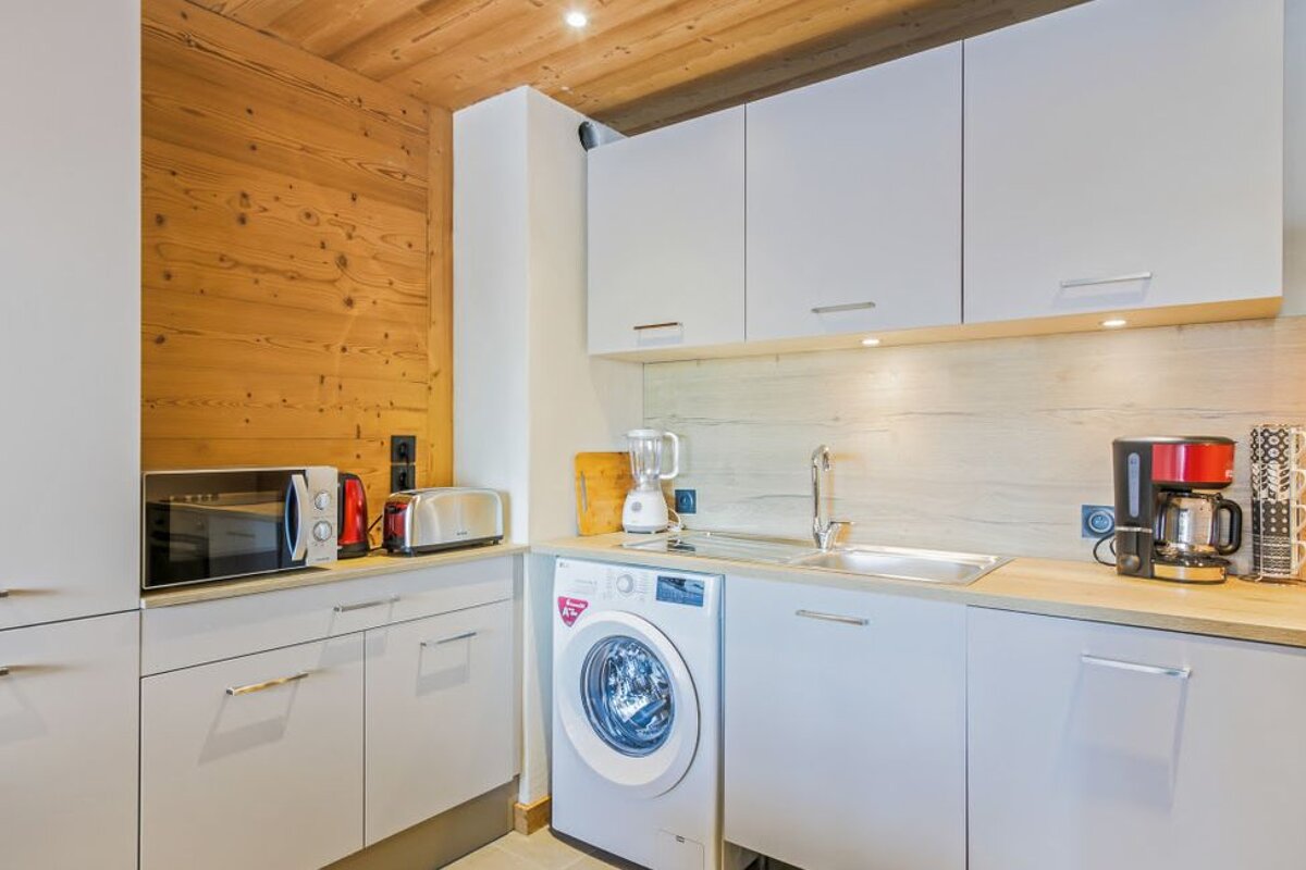 A kitchen with a washing machine that says lg on it