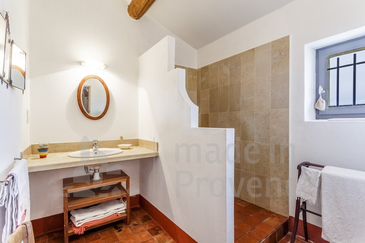 A bathroom with the word made in provence on the wall