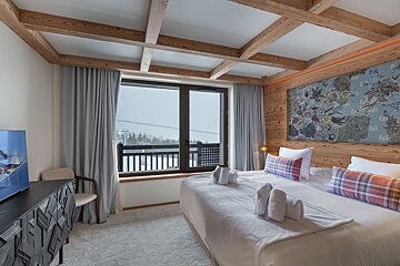 A room with a chair and a sign that says welcome