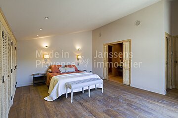 A bedroom with the words made in provence by immobilier on the wall