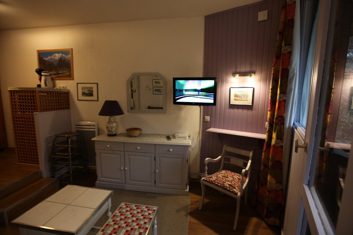 A living room with a flat screen tv on the wall