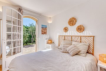 A bedroom with the word dansens on the wall