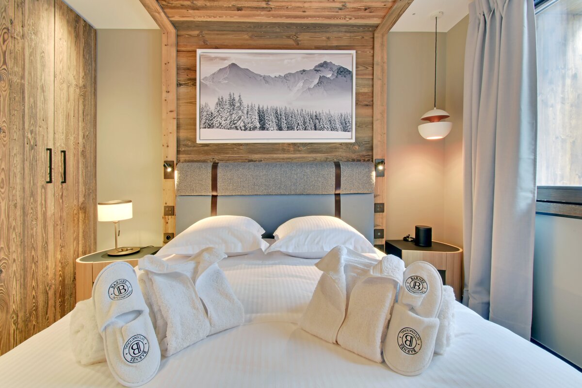 A pair of slippers with the letter b on them