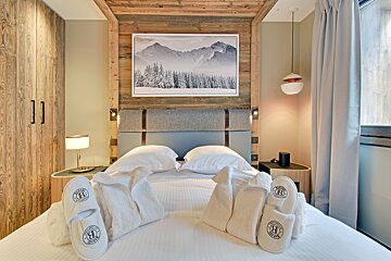 A pair of slippers with the letter b on them